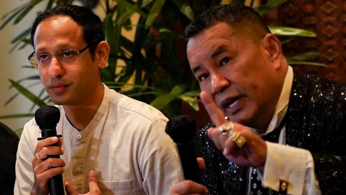Mantan Menteri Pendidikan, Kebudayaan, Riset, dan Teknologi (Mendikbudristek) Nadiem Makarim (tengah) didampingi kuasa hukum  Hotman Paris (kanan) dan Mohamad Ali Nurdin (kiri) menjawab pertanyaan wartawan terkait isu pengadaan chromebook di Jakarta, Selasa (10/6/2025). Dalam klarifikasi tersebut mantan Mendikbudristek Nadiem Makarim menyatakan bersikap terbuka dan kooperatif terhadap proses hukum yang sedang berlangsung terkait dugaan penyimpangan dalam program pengadaan perangkat Teknologi Informasi dan Komunikasi (TIK) untuk sekolah. ANTARA FOTO/Ferlian Septa Wahyusa/nz
