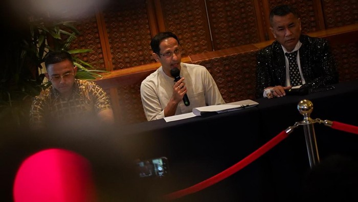 Mantan Menteri Pendidikan, Kebudayaan, Riset, dan Teknologi (Mendikbudristek) Nadiem Makarim (tengah) didampingi kuasa hukum  Hotman Paris (kanan) dan Mohamad Ali Nurdin (kiri) menjawab pertanyaan wartawan terkait isu pengadaan chromebook di Jakarta, Selasa (10/6/2025). Dalam klarifikasi tersebut mantan Mendikbudristek Nadiem Makarim menyatakan bersikap terbuka dan kooperatif terhadap proses hukum yang sedang berlangsung terkait dugaan penyimpangan dalam program pengadaan perangkat Teknologi Informasi dan Komunikasi (TIK) untuk sekolah. ANTARA FOTO/Ferlian Septa Wahyusa/nz