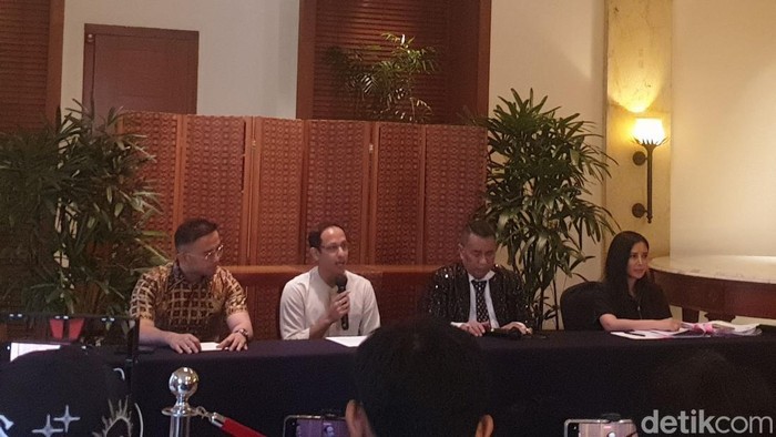 Nadiem Makarim saat konferensi pers terkait dugaan korupsi pengadaan laptop Chromebook di Jakarta, Selasa (10/2/2025).
