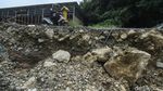 Ngeri! Jalan CBL Cibitung Amblas Lagi, Turap Patah dan Tanah Terus Longsor