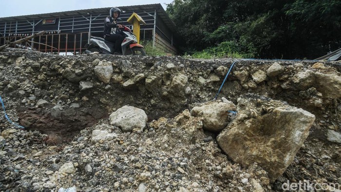 Ngeri! Jalan CBL Cibitung Amblas Lagi, Turap Patah dan Tanah Terus Longsor Jalan CBL di kawasan Cibitung, Kabupaten Bekasi, kembali amblas. Kejadian ini mengulang insiden serupa yang terjadi pada Maret 2025 lalu. Padahal, jalan tersebut baru saja diperbaiki dengan pengerahan alat berat.