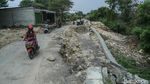 Ngeri! Jalan CBL Cibitung Amblas Lagi, Turap Patah dan Tanah Terus Longsor