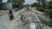 Sementara itu, pengendara yang melintasi kawasan tersebut diminta waspada karena struktur jalan terlihat rapuh dan rawan ambruk sewaktu-waktu.