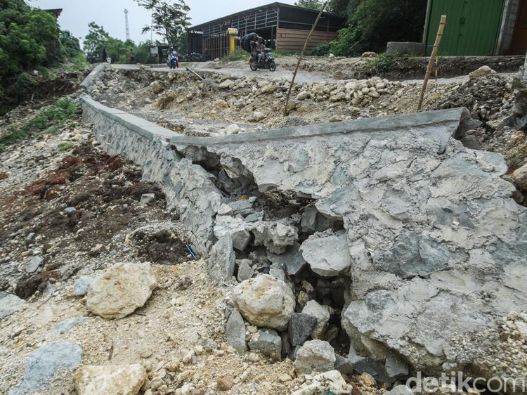 Ngeri! Jalan CBL Cibitung Amblas Lagi, Turap Patah dan Tanah Terus Longsor
