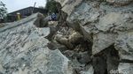 Ngeri! Jalan CBL Cibitung Amblas Lagi, Turap Patah dan Tanah Terus Longsor