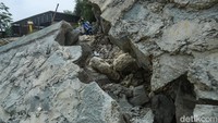 Tanah di sekitarnya terus bergerak, memicu kekhawatiran warga. 