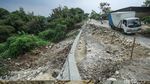Ngeri! Jalan CBL Cibitung Amblas Lagi, Turap Patah dan Tanah Terus Longsor