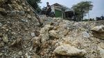 Ngeri! Jalan CBL Cibitung Amblas Lagi, Turap Patah dan Tanah Terus Longsor