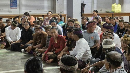 Ni Luh Djelantik (kebaya merah)  saat reses di Banjar Temesi, Desa Temesi, Kecamatan Gianyar, Selasa (10/6/2025).