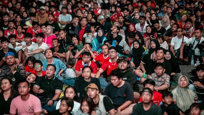 Warga menyaksikan pertandingan Kualifikasi Piala Dunia 2026 putaran ketiga Zona Asia antara Timnas Indonesia melawan Jepang melalui videotron di Balai Kota, Solo, Jawa Tengah, Selasa (10/6/2025). Pemkot Solo menggelar nonton bareng untuk mendukung Timnas Indonesia yang dihadiri ribuan warga. ANTARA FOTO/Mohammad Ayudha/tom.