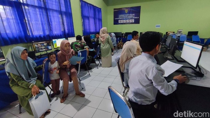 Para calon pendaftar SPMB 2025 mendatangi SMAN 1 Ciamis untuk melakukan pendaftaran di hari pertama.