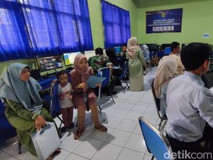Kepanikan Ortu Siswa di Ciamis Saat Hari Pertama SPMB 2025