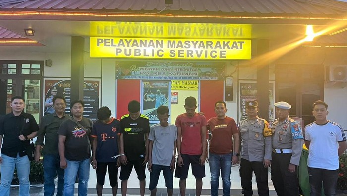 Para pelaku pencurian kabel listrik di Bandara Raja Haji Abdullah, Karimun, Kepri saat diamankan polisi. (Dok Polsek Tebing)