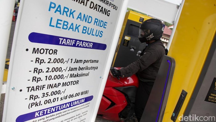 Pengendara sepeda motor menempelkan kartu uang elektronik di gerbang Park and Ride MRT Lebak Bulus, Jakarta, Selasa (10/6/2025). Parkir sepeda motor tidak lagi dikenakan tarif flat Rp 2 ribu.