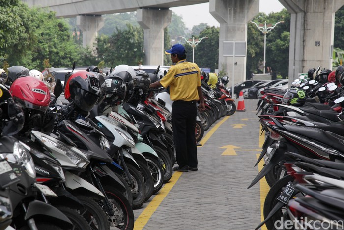 Pengendara sepeda motor menempelkan kartu uang elektronik di gerbang Park and Ride MRT Lebak Bulus, Jakarta, Selasa (10/6/2025). Parkir sepeda motor tidak lagi dikenakan tarif flat Rp 2 ribu.