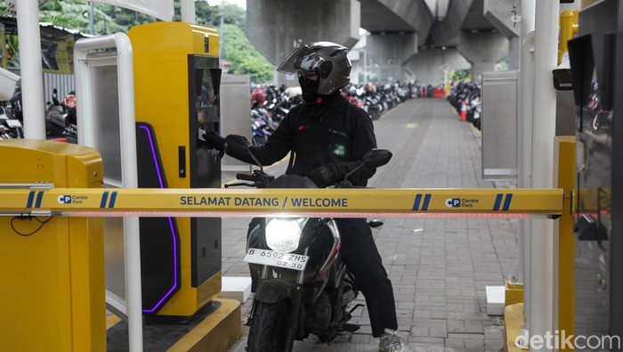 Parkir MRT Lebak Bulus Direvitalisasi, Tarif Nggak Flat Lagi Pengendara sepeda motor menempelkan kartu uang elektronik di gerbang Park and Ride MRT Lebak Bulus, Jakarta, Selasa (10/6/2025). Parkir sepeda motor tidak lagi dikenakan tarif flat Rp 2 ribu.