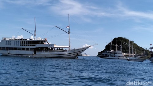 Satpolairud Polres Manggarai Barat patroli di salah satu kapal pinisi di Pelabuhan Marina Waterfront Labuan Bajo, Selasa (10/6/2025).(Ambrosius Ardin)