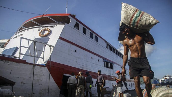 Pelabuhan tersibuk dan menunjang perekonomian di Ternate Foto udara sejumlah kapal penumpang dan aktivitas penyeberangan di Pelabuhan Bastiong Ternate, Maluku Utara, Selasa (10/6/2025). Pelabuhan tersebut merupakan salah satu pelabuhan tersibuk di Kota Ternate karena memiliki peran yang sangat penting dalam mendukung distribusi barang dan penunjang perekonomian ke berbagai daerah pulau terluar, terdepan, dan terpencil di wilayah Maluku Utara sekaligus memudahkan mobilitas masyarakat menggunakan jasa transportasi antarpulau. ANTARA FOTO/Andri Saputra
