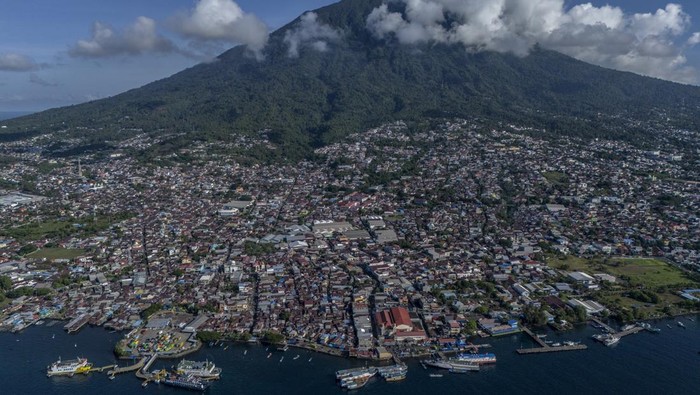 Foto udara sejumlah kapal penumpang dan aktivitas penyeberangan di Pelabuhan Bastiong Ternate, Maluku Utara, Selasa (10/6/2025). Pelabuhan tersebut merupakan salah satu pelabuhan tersibuk di Kota Ternate karena memiliki peran yang sangat penting dalam mendukung distribusi barang dan penunjang perekonomian ke berbagai daerah pulau terluar, terdepan, dan terpencil di wilayah Maluku Utara sekaligus memudahkan mobilitas masyarakat menggunakan jasa transportasi antarpulau. ANTARA FOTO/Andri Saputra