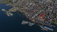 Dari udara, aktivitas pelabuhan tampak padat. Sejumlah kapal penumpang bersandar, melayani rute antarwilayah yang menghubungkan pulau-pulau di Maluku Utara. Lalu lalang penumpang dan bongkar muat barang menjadi pemandangan sehari-hari. ANTARA FOTO/Andri Saputra