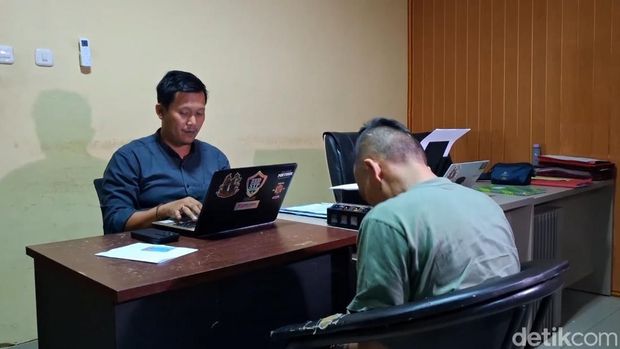 Pelaku penodongan di Tol Cipularang saat menjalani pemeriksaan di Polres Purwakarta