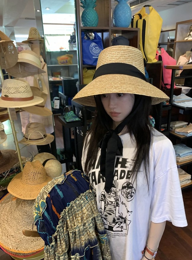 Go Yoon Jung baru mendarat di Bali lima hari setelah teman-temannya, dikarenakan jadwal yang bentrok. Pemeran dokter Oh Yi Young di Resident Playbook menyempatkan waktu untuk shopping, melihat topi dan dress yang cocok untuk momen bersantai. Foto: Instagram