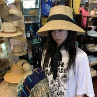 Go Yoon Jung baru mendarat di Bali lima hari setelah teman-temannya, dikarenakan jadwal yang bentrok. Pemeran dokter Oh Yi Young di Resident Playbook menyempatkan waktu untuk shopping, melihat topi dan dress yang cocok untuk momen bersantai. Foto: Instagram