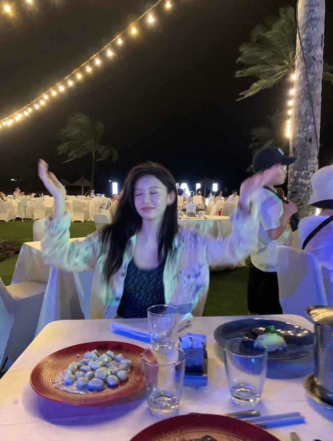 Momen liburan tak akan lengkap tanpa kulineran. Aktris cantik itu mencoba berbagai macam hidangan saat makan malam sambil menikmati angin sepoi-sepoi. Foto: Instagram