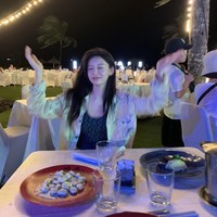 Momen liburan tak akan lengkap tanpa kulineran. Aktris cantik itu mencoba berbagai macam hidangan saat makan malam sambil menikmati angin sepoi-sepoi. Foto: Instagram