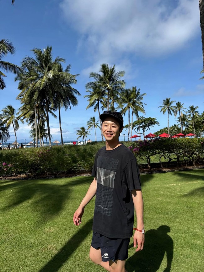 Tak ketinggalan, pemeran dokter Gu Du Won, Jung Jun Won membagikan pose candid di tengah cuaca cerah, dengan latar pemandangan beach resort yang mewah. Foto: Instagram