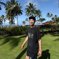 Tak ketinggalan, pemeran dokter Gu Du Won, Jung Jun Won membagikan pose candid di tengah cuaca cerah, dengan latar pemandangan beach resort yang mewah. Foto: Instagram