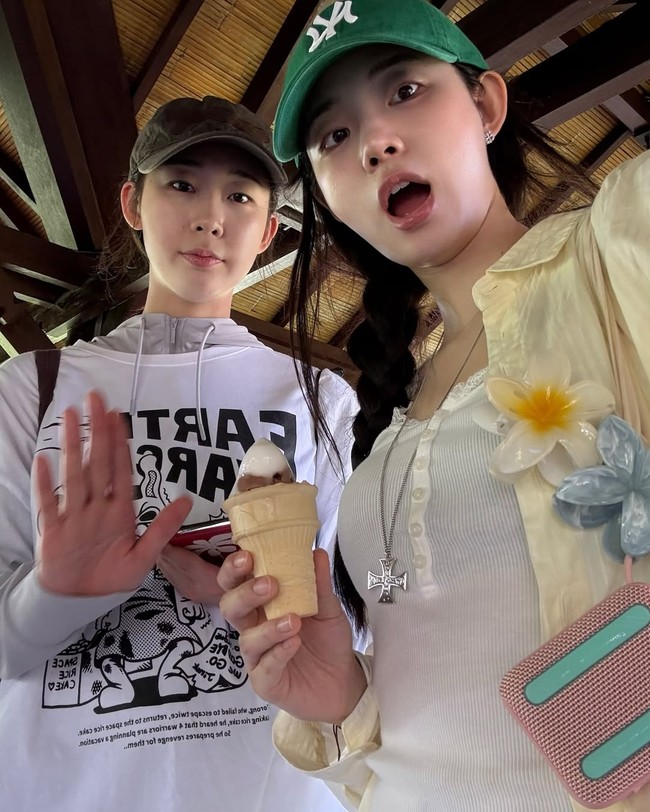 Para pemain Resident Playbook mendapat waktu selama 8 hari 7 malam untuk menikmati liburan berkonsep workshop di Bali. Meskipun sering gelut di dalam drama, Shin Si Ah aslinya kompak dengan Han Ye Ji, pemeran dokter Kim Sa Bi. Foto: Instagram