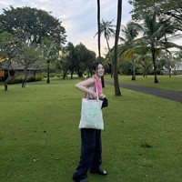 Lewat akun Instagram-nya, Shin Si Ah memamerkan suasana tropis Bali dengan pepohonan dan keindahan langit menjelang sunset. Sang aktris tampil kasual dengan sleveeless shirt berwarna pink dan baggy jeans. Kontras dengan penampilannya memakai jas snelli di Resident Playbook. Foto: Instagram