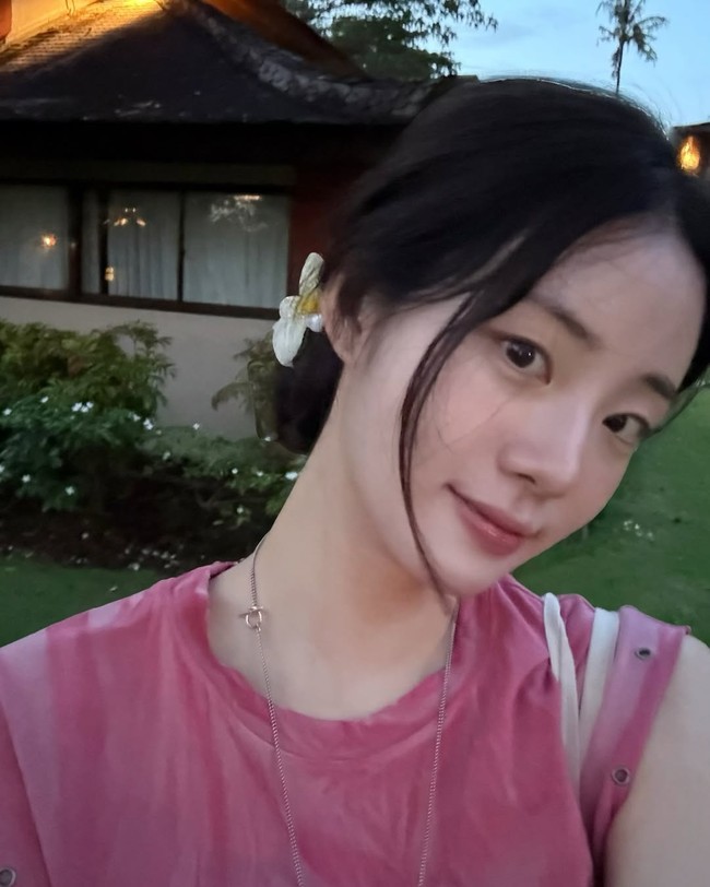 Para pemain drama Korea Resident Playbook menikmati momen liburan ke Bali sebagai reward atas kesuksesannya. Satu per satu pemain membagikan fotonya di Instagram, mulai dari pemeran dokter residen Pyo Nam Kyung alias Shin Si Ah. Foto: Instagram