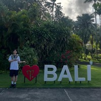 Sang aktor tak lupa berpose di depan papan bertuliskan “I love Bali” yang ada di penginapan mereka. Setelah Resident Playbook tamat, penggemar akan melihat transformasinya sebagai pengacara dalam drama Korea Law and the City bulan depan. Foto: Instagram