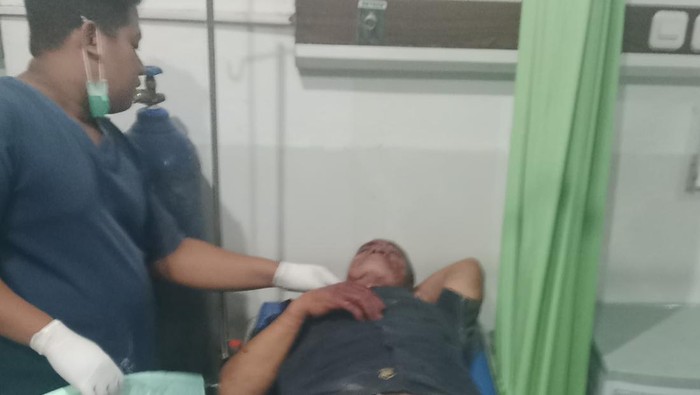 NK (53), pelakuh pembobolan rumah yang dimassa saat mendapat perawatan medis di Puskesmas Sugio, Lamongan