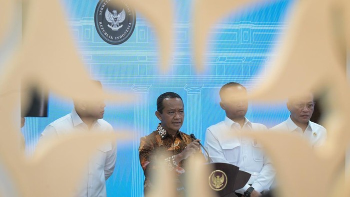 Menteri Energi dan Sumber Daya Mineral (ESDM) Bahlil Lahadalia (tengah) bersama Menteri Sekretaris Negara, Prasetyo Hadi (kanan) dan Sekretaris Kabinet Teddy Indra Wijaya (kiri) bersiap menyampaikan keterangan terkait izin tambang nikel Kepulauan Raja Ampat di Kantor Kepresidenan, Jakarta, Selasa (10/6/2025). Pemerintah mencabut empat izin usaha pertambangan (IUP) nikel di Kabupaten Raja Ampat, Papua Barat Daya, antara lain milik PT Anugerah Surya Pratama (PT ASP) di Pulau Manuran, PT Kawei Sejahtera Mining (PT KSM) di Pulau Kawei, PT Mulia Raymond Perkasa (MRP) di Pulau Manyaifun dan Pulau Batang Pele. Serta PT Nurham Pulau Waegeo karena ditemukan sejumlah pelanggaran. ANTARA FOTO/Aditya Pradana Putra/nz