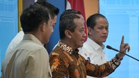 Menteri Energi dan Sumber Daya Mineral (ESDM) Bahlil Lahadalia (tengah) bersama Menteri Lingkungan Hidup Hanif Faisol Nurofiq (kanan) dan Menteri Kehutanan Raja Juli Antoni (kiri) menyampaikan keterangan terkait izin tambang nikel Kepulauan Raja Ampat di Kantor Kepresidenan, Jakarta, Selasa (10/6/2025). ANTARA FOTO/Aditya Pradana Putra