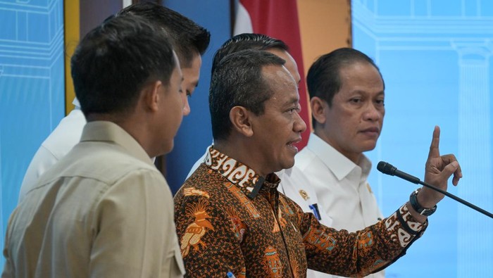 Menteri Energi dan Sumber Daya Mineral (ESDM) Bahlil Lahadalia (tengah) bersama Menteri Sekretaris Negara, Prasetyo Hadi (kanan) dan Sekretaris Kabinet Teddy Indra Wijaya (kiri) bersiap menyampaikan keterangan terkait izin tambang nikel Kepulauan Raja Ampat di Kantor Kepresidenan, Jakarta, Selasa (10/6/2025). Pemerintah mencabut empat izin usaha pertambangan (IUP) nikel di Kabupaten Raja Ampat, Papua Barat Daya, antara lain milik PT Anugerah Surya Pratama (PT ASP) di Pulau Manuran, PT Kawei Sejahtera Mining (PT KSM) di Pulau Kawei, PT Mulia Raymond Perkasa (MRP) di Pulau Manyaifun dan Pulau Batang Pele. Serta PT Nurham Pulau Waegeo karena ditemukan sejumlah pelanggaran. ANTARA FOTO/Aditya Pradana Putra/nz