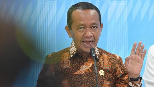 Menteri Energi dan Sumber Daya Mineral (ESDM) Bahlil Lahadalia (tengah) bersama Menteri Sekretaris Negara, Prasetyo Hadi (kanan) dan Sekretaris Kabinet Teddy Indra Wijaya (kiri) bersiap menyampaikan keterangan terkait izin tambang nikel Kepulauan Raja Ampat di Kantor Kepresidenan, Jakarta, Selasa (10/6/2025). Pemerintah mencabut empat izin usaha pertambangan (IUP) nikel di Kabupaten Raja Ampat, Papua Barat Daya, antara lain milik PT Anugerah Surya Pratama (PT ASP) di Pulau Manuran, PT Kawei Sejahtera Mining (PT KSM) di Pulau Kawei, PT Mulia Raymond Perkasa (MRP) di Pulau Manyaifun dan Pulau Batang Pele. Serta PT Nurham Pulau Waegeo karena ditemukan sejumlah pelanggaran. ANTARA FOTO/Aditya Pradana Putra/nz