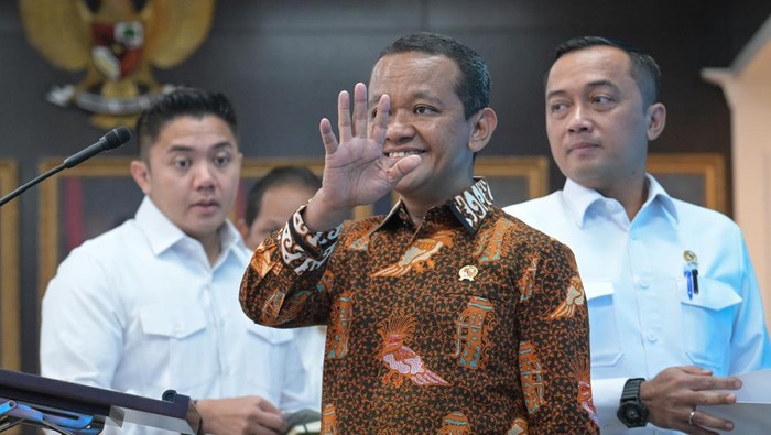 Pemerintah cabut empat IUP Nikel Raja Ampat Menteri Energi dan Sumber Daya Mineral (ESDM) Bahlil Lahadalia (tengah) bersama Menteri Sekretaris Negara, Prasetyo Hadi (kanan) dan Sekretaris Kabinet Teddy Indra Wijaya (kiri) bersiap menyampaikan keterangan terkait izin tambang nikel Kepulauan Raja Ampat di Kantor Kepresidenan, Jakarta, Selasa (10/6/2025). Pemerintah mencabut empat izin usaha pertambangan (IUP) nikel di Kabupaten Raja Ampat, Papua Barat Daya, antara lain milik PT Anugerah Surya Pratama (PT ASP) di Pulau Manuran, PT Kawei Sejahtera Mining (PT KSM) di Pulau Kawei, PT Mulia Raymond Perkasa (MRP) di Pulau Manyaifun dan Pulau Batang Pele. Serta PT Nurham Pulau Waegeo karena ditemukan sejumlah pelanggaran. ANTARA FOTO/Aditya Pradana Putra/nz