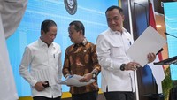 Atas petunjuk bapak Presiden, beliau memutuskan pemerintah akan mencabut IUP 4 perusahaan di Kabupaten Raja Ampat, kata Prasetyo Hadi. ANTARA FOTO/Aditya Pradana Putra
