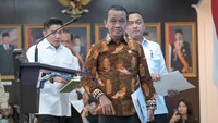 Jumpa pers ini dihadiri oleh Menteri Sekretaris Negara (Mensesneg) Prasetyo Hadi, Menteri ESDM Bahlil Lahadalia, Menteri Kehutanan Raja Juli Antoni dan Menteri Lingkungan Hidup Hanif Faisol Nurofiq. ANTARA FOTO/Aditya Pradana Putra