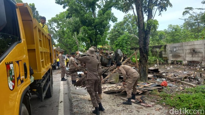 Pemkot Pekanbaru di Riau hari ini resmi membongkar puluhan warung remang-remang di Jalan SM Amin. (Raja Adil Siregar/detikSumut)