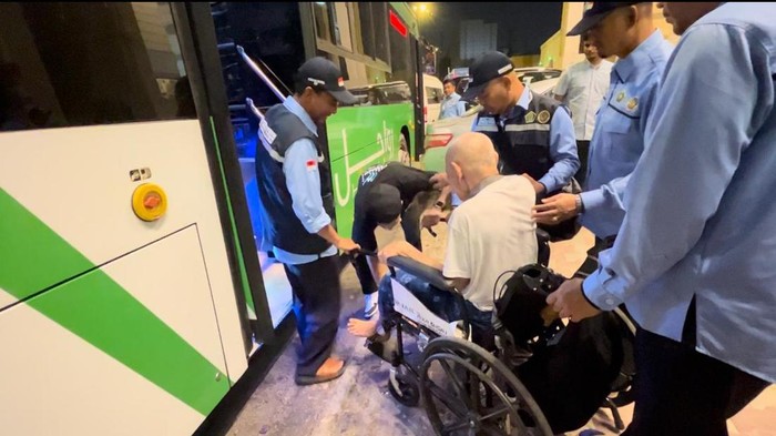 Pemulangan jemaah safari wukuf lansia ke hotel masing-masing (dok. Media center haji)