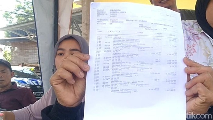 Penerima PKH Pekalongan menunjukkan bukti hilangnya saldo, Selasa (10/6/2025).
