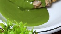 Seorang kreator di Instagram juga ada yang membuat konten ayam pop dari sebuah restoran dengan kuah hijau. Kuah hijau itu dikira netizen sebagai matcha, padahal aslinya saus bayam. Foto: TikTok/Instagram
