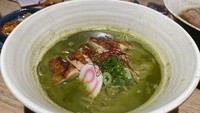 Ramen matcha juga termasuk kreasi matcha unik. Saat matcha viral belakangan ini, kreasi ramen dengan kuah matcha banyak ditawarkan. Pelopornya Ramen For The Soul yang sejak beberapa tahun lalu menawarkannya. Foto: TikTok/Instagram