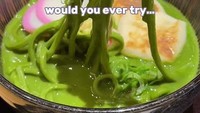 Gerai makanan di Jepang ada yang menawarkan kreasi udon campur matcha. Kreasi udon unik berkuah matcha ditawarkan oleh Itoh Kyuemon yang berlokasi di Todou Aramaki, Uji, Kyoto. Foto: TikTok/Instagram