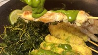 Selain seblak, matcha juga dikreasikan sebagai saus sate taichan. Saus matcha terbuat dari matcha yang diseduh dan ditambahkan bahan lain. Kreasinya ditawarkan oleh Sate Acan yang berlokasi di Tamansari, Bandung. Foto: TikTok/Instagram